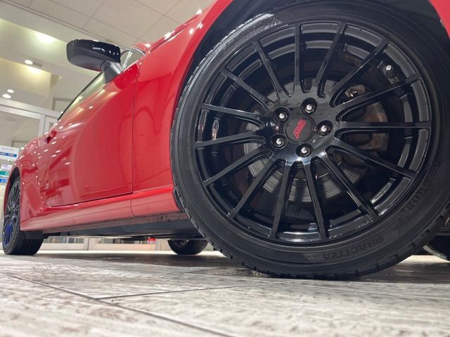 【STI17インチアルミホイール】純正オプションホイールを装着。走行性能の向上に加え、外観もよりスタイリッシュになっています。