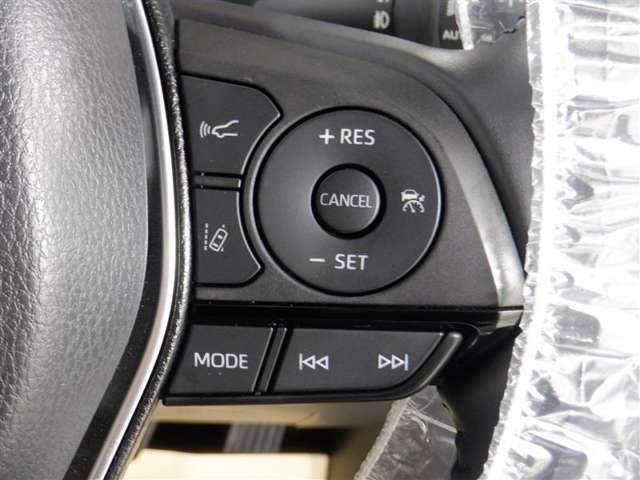 レーダークルーズコントロール(全車速追従機能付)付きです。車速に応じて追従支援してくれるので、ロングドライブも快適です。詳細は販売店スタッフまでおたずねください。