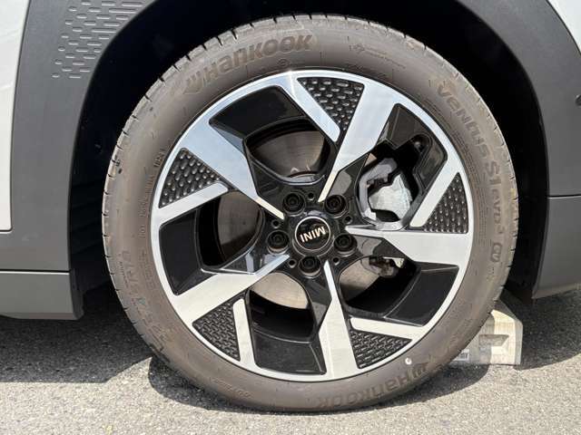 MINIのアロイ・ホイールは、MINIらしさの象徴である、ゴーカート・フィーリングを向上させるために技術の粋を集めて開発されています。