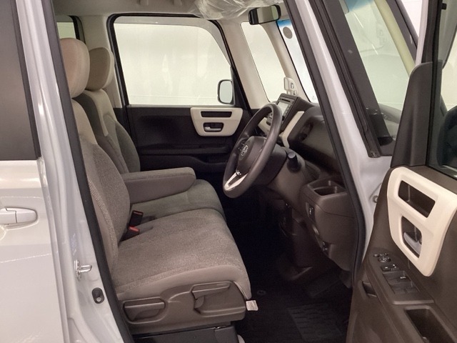 フロントは助手席と繋がったベンチシートです。運転席は、高さを調整できるハイトアジャスター付きです。