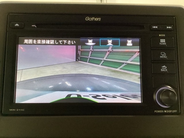 ガイド線表示機能付きのバックカメラで、バックでの車庫入れも安心です。
