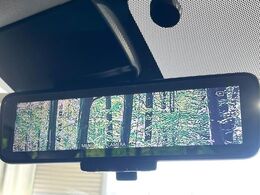 【インテリジェントルームミラー】後席の大きな荷物や同乗者で後方が確認しづらい時でも安心！カメラが撮影した車両後方の映像をルームミラー内に表示。クリアな視界で状況の確認が可能です！