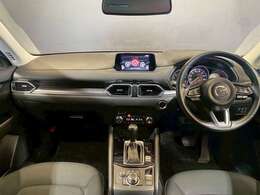 コックピットにある操作機器、情報などすべての要素をドライバー中心に左右対称に配置し、同時にそれらがドライバーに正対する造形とすることで、人とクルマの一体感を感じさせます。