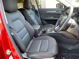 【運転席シート】へたりがちな運転席も大きなへたりがなく、綺麗な状態です。