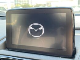 【マツダコネクトナビ】車内の雰囲気にマッチした一体型タイプのナビ。各種車輌設定やBluetooth再生等、様々な機能が楽しめます。直感的なダイヤル操作が可能で、使い勝手も良好です。