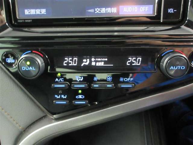 オートエアコン装備で快適な空調を保ちます。