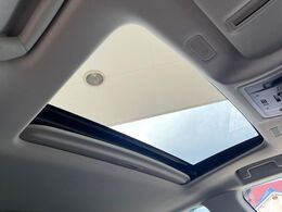 【サンルーフ】開放感たっぷりの希少装備、サンルーフが装着されています！車内に明かりを取り入れたり景色を楽しむ以外にも、車内の空気も簡単に換気できて快適です！