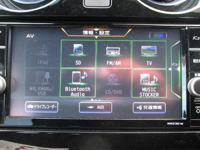 日産純正メモリーナビゲーションです♪目的地まで案内するナビゲーション機能の他にフルセグ画質で楽しめるTVやBluetooth Audio☆DVD再生など多彩な機能が満載で運転を快適にサポートしてくれます☆