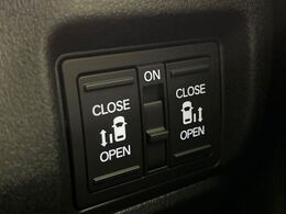 【両側パワースライドドア】スマートキーや運転席のスイッチで後席両側スライドドアの開閉が可能♪電動だから力を入れてドアを開ける必要が無く、小さなお子様でも簡単に開け閉めでき快適です♪