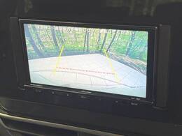 【バックカメラ】駐車時に後方がリアルタイム映像で確認できます。大型商業施設や立体駐車場での駐車時や、夜間のバック時に大活躍！運転スキルに関わらず、今や必須となった装備のひとつです！