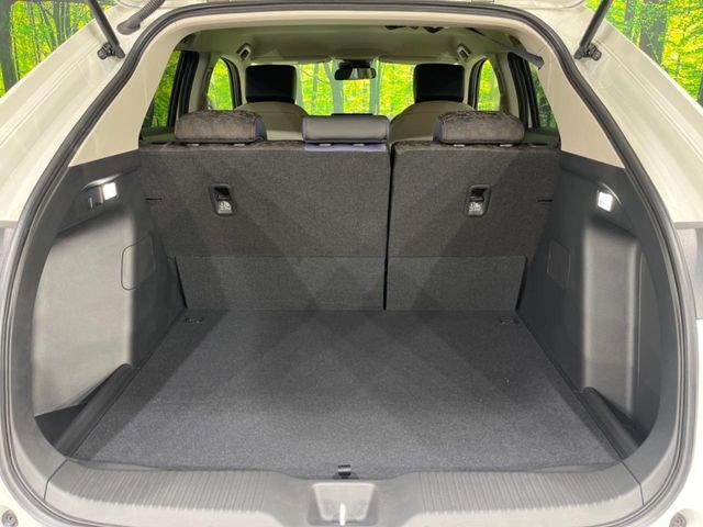 積み下ろしのしやすいデッキにはたっぷりと荷物を積み込んでいただけます。遊びから仕事まで、様々なシーンで頼れます♪