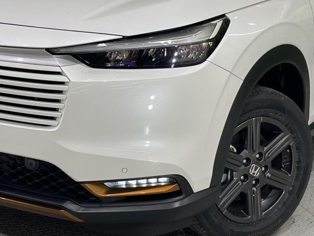 【LEDヘッドライト】悪天候や夜間走行時も良好な視界を確保し安心して運転できる高輝度LEDヘッドライトを装備！点灯速度が早く、消費電力も抑えられています。