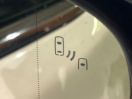 【ブラインドスポットモニター】走行中、ドアミラーの死角になりやすい箇所に後続車が接近するとサイドミラーのレンズに警告を表示！ドライバーに注意喚起をしてくれます。