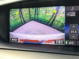 【バックカメラ】駐車時に後方がリアルタイム映像で確認できます。大型商業施設や立体駐車場での駐車時や、夜間のバック時に大活躍！運転スキルに関わらず、今や必須となった装備のひとつです！