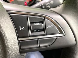 【クルーズコントロール】高速道路もラクラク走行。アクセルを離しても一定速度で走行ができ、長距離運転時の負担を軽減！加速・減速も簡単なスイッチ操作で調整できます。