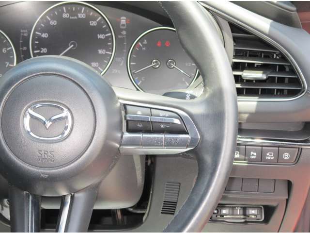クルーズコントロール機能が付いています。ミリ波レーダー付きで車間調整をしながらの追従走行も可能です。