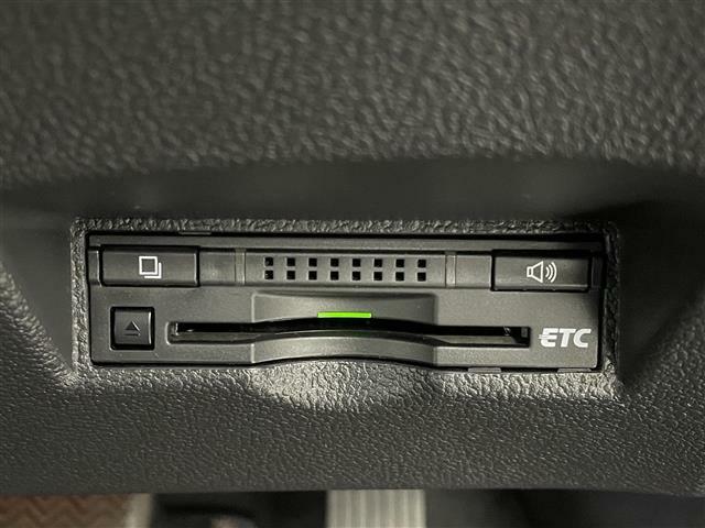 【ETC】有料道路を利用する際に料金所で停止することなく通過できる、ETC車載器（ノンストップ自動料金収受システム機器）が装備されています。セットアップを行うことで利用可能になります。