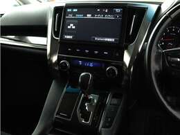 【純正10インチナビゲーションシステム装備】CDやDVD再生など多彩な機能を取り揃えております！