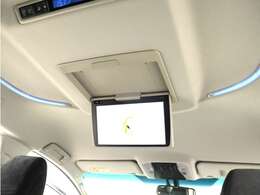 【後席モニター！】フリップダウンモニター完備！お子さまも映像を見ながら、快適に楽しくお過ごしいただけます♪ミニバンでは欠かせない大人気装備です！！