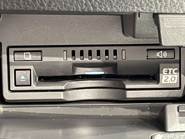 ◆【ETC2.0（DSRC/ITSスポット）】ETCカードを挿入すれば料金所はノンストップで通過できます。ETC限定の割引や、高速道路の情報提供サービスを利用できます。