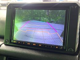 【バックカメラ】駐車時に後方がリアルタイム映像で確認できます。大型商業施設や立体駐車場での駐車時や、夜間のバック時に大活躍！運転スキルに関わらず、今や必須となった装備のひとつです！