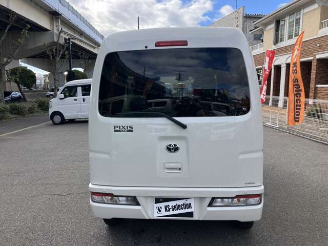 【雨の日も大丈夫】雨の日に傘をさしながら中古車選びは嫌ですよね。当店なら安心。電話予約をいただければ屋根下へ移動しておきます。雨でもじっくりご覧いただけます。