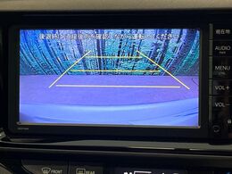 【バックカメラ】駐車時に後方がリアルタイム映像で確認できます。大型商業施設や立体駐車場での駐車時や、夜間のバック時に大活躍！運転スキルに関わらず、今や必須となった装備のひとつです！