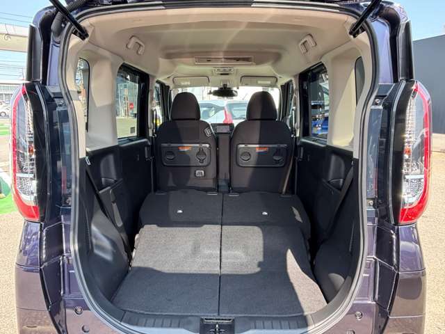 シートをすべて倒すとこんなに広々。たくさん荷物を積めます。これだけのスペースであればかなりの荷物が載せられます！