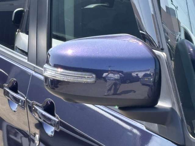 ウィンカードアミラー☆ライトの点滅で対向車、歩行者などに曲がることを知らせることができるので安心・安全につながりますね♪