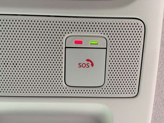 SOSコールは、急病時や危険を感じた時などにコールスイッチを押すと、専門のオペレーターが警察や消防への連携をサポートします。また、エアバック展開時は自動通報されます。
