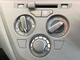 寒い冬も暑い夏も全席に快適な空調を届けてくれる、ダイヤル式エアコンを装備♪