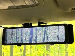 【デジタルインナーミラー】後席の大きな荷物や同乗者で後方が確認しづらい時でも安心！カメラが撮影した車両後方の映像をルームミラー内に表示。クリアな視界で状況の確認が可能です！