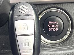 【キーレススタートシステム】カバンやポケットに入れたままでもドアの施錠・解錠が可能なスマートキーを装備。エンジンのオン・オフ時もカギを取り出す必要が無いからとっても便利です♪