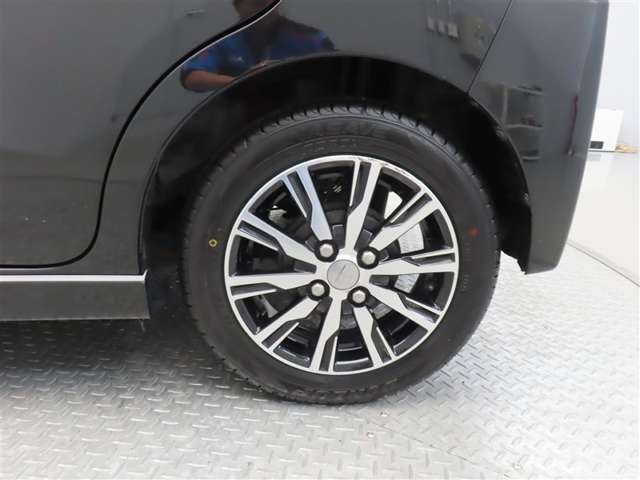 車両のデザインにマッチした純正アルミホイールを装着しています。