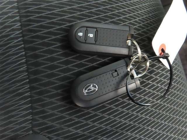 スマートキーです。バッグやポケットに携帯していれば、キーを取り出さなくてもドアの解錠・施錠ができます。エンジンの始動はブレーキを踏みながらパワースイッチをワンプッシュするだけです。