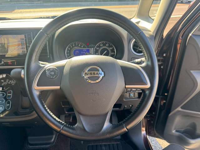 ハンドルの状態が悪いと運転に集中できませんよね。こちらの車、お気軽にお問い合わせください。