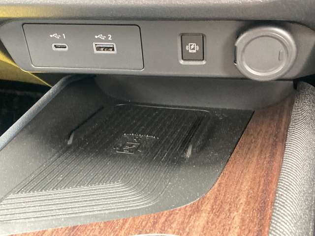 置くだけ充電機能やUSBポートなどが装備されていて便利です。