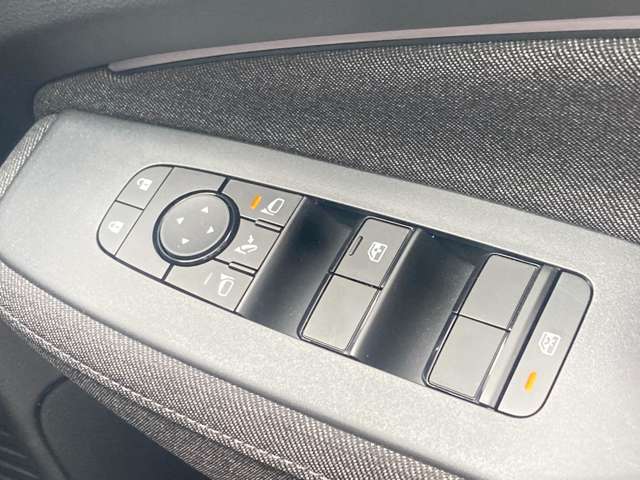 全席パワーウィンドウとなっています。運転席はオートになっているのでワンタッチ開閉することが出来ます。