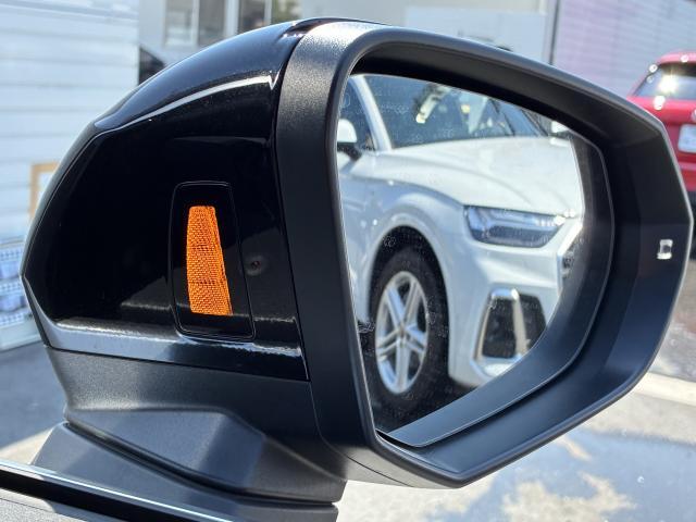 【サイドアシスト】自車を追い越そうとするクルマが自車の死角にいる場合など、システムが車線変更の危険を予測し、該当する側のエクステリアミラーに搭載されたLEDが点灯してドライバーに警告します。