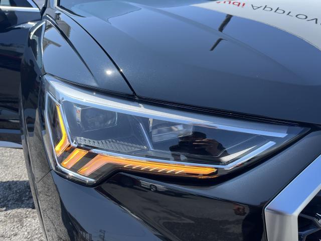 【LEDヘッドライト】太陽光に近い光源で路面を照射するLEDヘッドライトは独特のデザインが特徴。より高い安全性と利便性、かつ消費電力は少なく、長い耐用年数を誇ります。