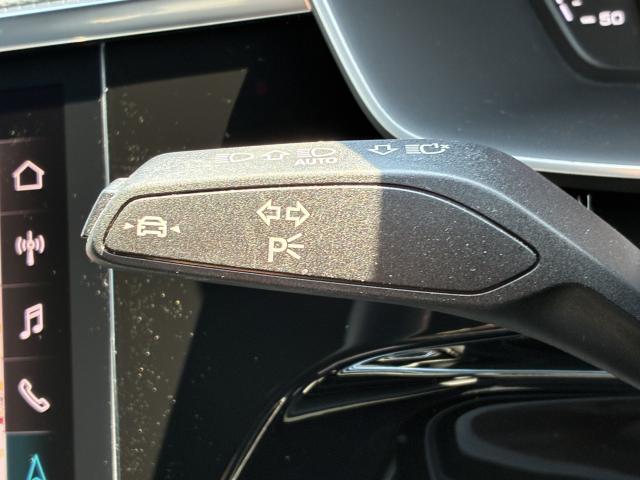 【Audiレーンアシスト】従来の追従クルーズコントロールの機能に加え、レーンをキープし、逸脱しそうな場合は自動的にステアリングを修正します。