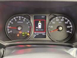 【スピードメーター】メーターには速度だけではなく、ガソリン量や水温、積算距離などの情報が確認できます。搭載機能のon offの情報も確認ができます。