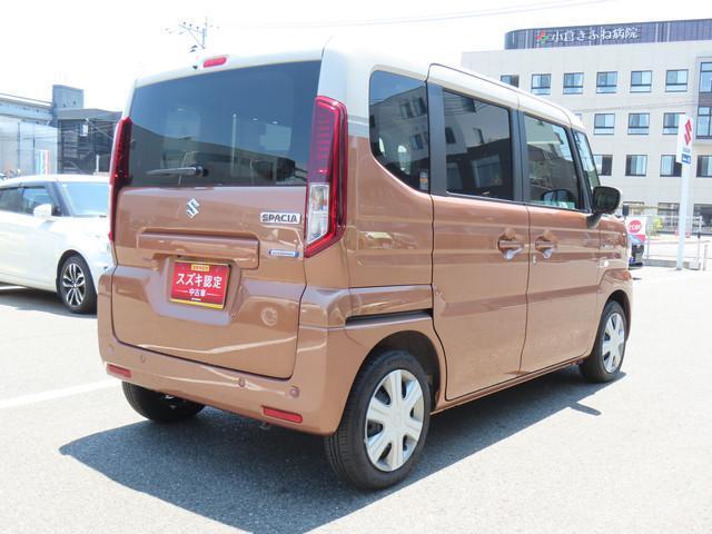 右斜め後ろからの特徴的なフォルム。ボックス型で車体全体を把握しやすく運転しやすそうですね♪