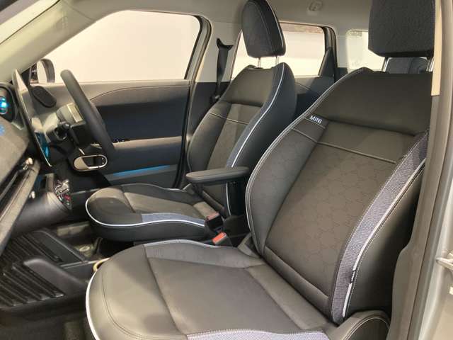 MINIの少し硬めのシートは乗り降りもしやすく、長距離ドライブでも疲れにくいように設計されております！