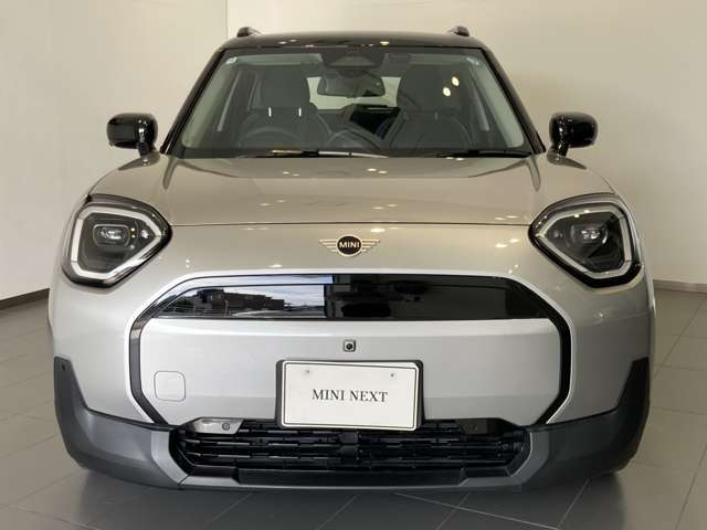 MINIのフロントグリルのデザインはイギリスで生まれた当初から、シルバーのサイドバーが折り重なった伝統的なデザインで御座います。その伝統はBMWのお車になってからでも少しずつ形を変えて守られております
