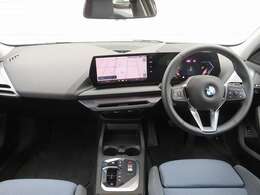 ◆インスツルメントパネルやインテリアトリムなどは、調和しなが洗練された室内を作り上げ、スイッチ類によって、優れた操作性をも実現。ドライバーの視線や動線を考え、人間工学に基づきデザインされています◆