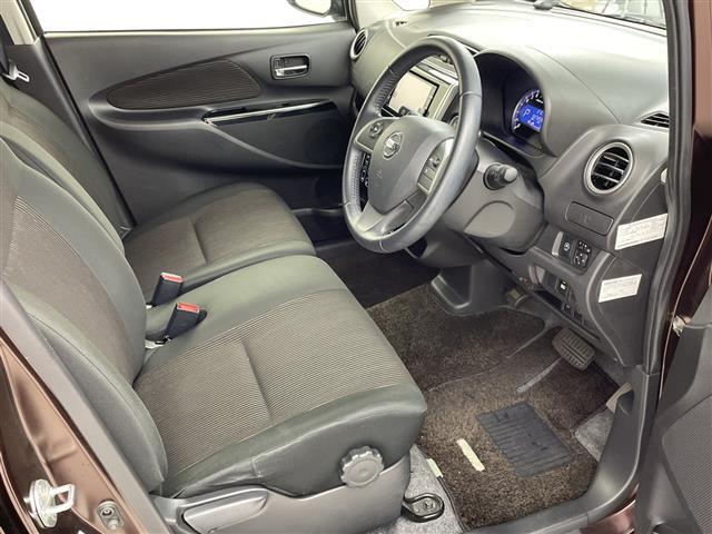 【運転席】座り心地が良いシートなので長時間の運転でも快適にお過ごしいただけます。新品のフロアマットのご注文も可能です。掲載箇所以外にご希望の写真がございましたらお気軽にお問い合わせ下さい。