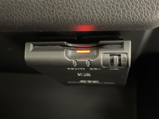 【ETC】有料道路を利用する際に料金所で停止することなく通過できる、ETC車載器（ノンストップ自動料金収受システム機器）が装備されています。セットアップを行うことで利用可能になります。