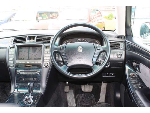 クラウン高級感とスポーティ感があふれているコックピットです！運転する楽しみにも繋がるコックピットがたまりません！