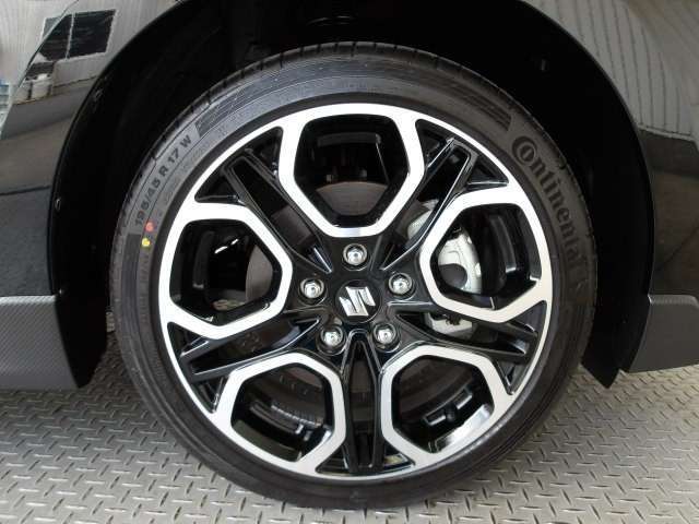 純正17インチアルミ！タイヤサイズは195/45R17です